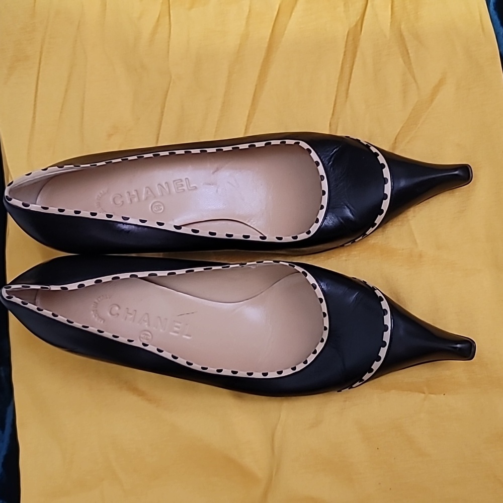 Chanel black leather shoes size 39